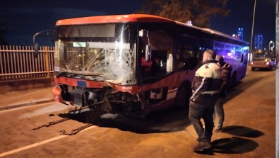 İzmir'de belediye otobüsü otomobille çarpıştı! 1 kişi öldü, 2 kişi yaralandı - Resim : 1