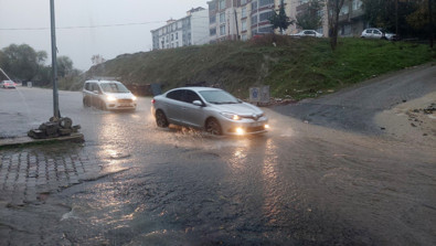 Şiddetli yağış sonrası Tekirdağ sokakları göle döndü - Resim : 1