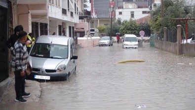 Mersin’de şiddetli yağış sele döndü! Araçlar su altında kaldı! - Resim : 3
