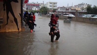 Mersin’de şiddetli yağış sele döndü! Araçlar su altında kaldı! - Resim : 1