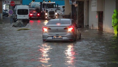 Mersin’de şiddetli yağış sele döndü! Araçlar su altında kaldı! - Resim : 2