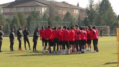 Kayserispor teknik direktörü Recep Uçar, Fenerbahçe maçı için iddialı: “Arzu ettiğimiz neticeyi alacağımızı düşünüyorum” - Resim : 1
