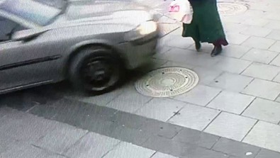 Alkollü sürücü hakimiyetini kaybetti, kaldırımda duran genç kadını hayattan kopardı! O anlar kameraya yansıdı - Resim : 1