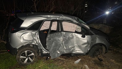 Çanakkale'de midibüs ile otomobil çarpıştı, adeta can pazarı yaşandı! 1 ölü 4 yaralı - Resim : 1