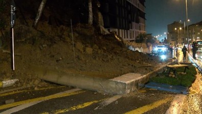 Şiddetli yağış okulun istinat duvarını çökertti! Yol ulaşıma kapatıldı - Resim : 1