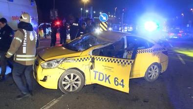 Pendik'te kontrolden çıkan taksi önce başka araca, ardından trafik lambasına çarparak takla attı! 1 yaralı - Resim : 1