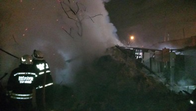 Tekirdağ'da gece saatlerinde ahırlardan yükselen alevler korkuttu. Ahırlar kullanılamaz hale gelirken 1 at ve 1 köpek telef oldu - Resim : 2