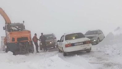 Kar ve tipinin kapadığı yolda mahsur kalan 35 kişi ekiplerin 3 saatlik çalışmasıyla kurtarıldı - Resim : 1