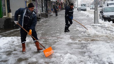 Muş'ta ulaşıma kar engeli! 241 yerleşim yeri ulaşıma kapandı - Resim : 1