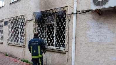 Antalya'da bir binanın giriş katında çıkan yangın yürekleri ağza getirdi - Resim : 1