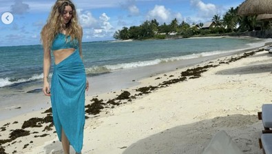 Soğuklardan kaçıp binlerce kilometre öteye gitti: Sinem Kobal'ın sahil pozlarına beğeni yağdı - Resim : 1
