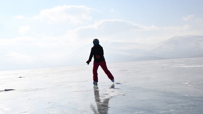 Buzla kaplanan Çıldır Gölü'nde turistlerin buz pateni keyfi - Resim : 1