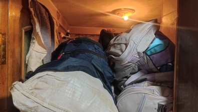 Sultangazi'de o evden 7 kamyon aynı anda çıktı! İhbar üzerine eve gelen görevliler gözlerine inanamadı, taşı taşı bitiremediler - Resim : 1