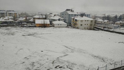 Varto Mart ortasında kışı yaşamaya devam ediyor! İlçe genelinde kar yağışı etkili oldu - Resim : 1