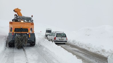 Muş'ta yoğun kar ve tipi etkili oldu! Yolda mahsur kalan 85 kişi ekipler tarafından kurtarıldı - Resim : 1