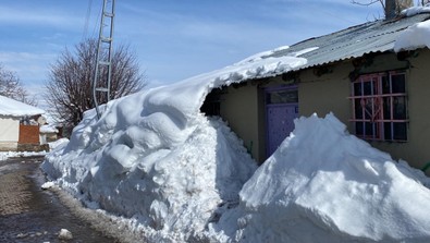 Bingöl'de günlerdir etkisini sürdüren kar yağışı hayatı felç etti. Yer yer 2 metreyi buldu, tek katlı evler görünmez hale geldi - Resim : 2
