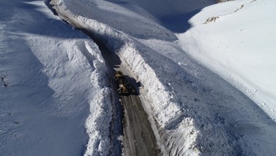 Tam bahar geldi derken kış Van'ın yakasına yapıştı, bırakmıyor. Ekipler, yerleşim yerlerinde kapanan yollar açmak için gece gündüz çalışıyor - Resim : 1