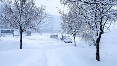 Bitlis'te eğitim ve öğretime kar engeli! Merkez ve Tatvan ilçesinde etkili olan şiddetli kar nedeniyle eğitime 1 gün ara verildi - Resim : 1