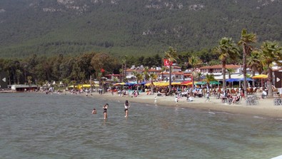 Muğla'da termometreler 27 dereceyi gösterdi. Sabah oy kullanmak için sandığa giden vatandaşlar öğleden sonra denize akın etti - Resim : 1