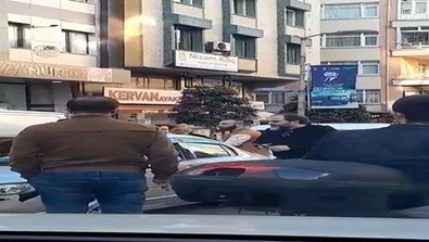 İstanbul Güngören'de trafikte yol verme tartışması çıktı! Sürücü baltayla saldırdı! - Resim : 1