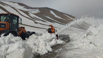 Van-Bahçesaray kara yolunda ekiplerin kar mesaisi devam ediyor! 3 ay aranın ardından karayolunda çalışmalar başladı - Resim : 1