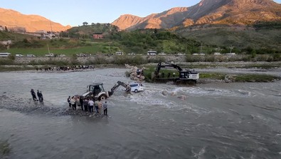 Korku dolu anlar! Batman'da çaya uçan bir araçta mahsur kalan 2 kişi dakikalar boyunca kurtarılmayı bekledi - Resim : 1