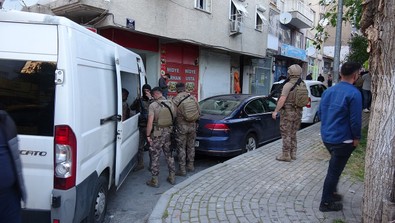 Eşi ve çocuklarını bıçakla rehin alan şahsa özel harekat destekli operasyon! Anlık dalgınlığında etkisiz hale getirildi - Resim : 1