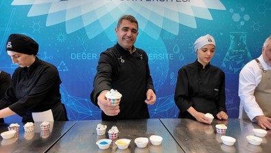 Düzce'de vali çocuklar için mutfağa girdi, kek yaptı! - Resim : 2