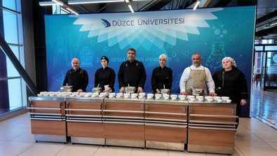 Düzce'de vali çocuklar için mutfağa girdi, kek yaptı! - Resim : 1