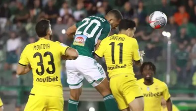 Fatih Terim’i hiç böyle görmediniz! Panathinaikos- Aris maçında sinirden çılgına döndü! Taraftar, Terim'i yuhaladı - Resim : 1