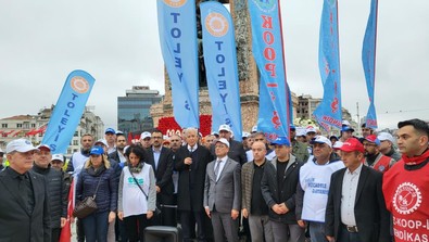  TÜRK-İŞ, 1 Mayıs Emek ve Dayanışma Günü nedeniyle Kazancı Yokuşu'na karanfil ve Taksim'e çelenk bıraktı! - Resim : 2