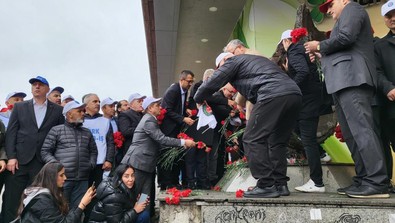  TÜRK-İŞ, 1 Mayıs Emek ve Dayanışma Günü nedeniyle Kazancı Yokuşu'na karanfil ve Taksim'e çelenk bıraktı! - Resim : 1