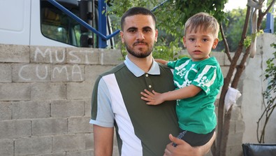 Boğazına bozuk para kaçtı, küçük çocuk nefessiz kaldı! Heimlich manevrasının hayata bağladığı o anlar kamerada - Resim : 1