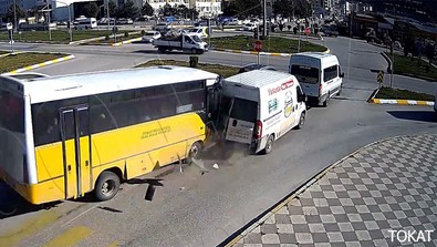 Yine kavşak yine kaza! Tırın önünde metrelerce sürüklendiler! - Resim : 2