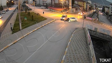 Yine kavşak yine kaza! Tırın önünde metrelerce sürüklendiler! - Resim : 1