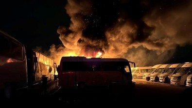 Kocaeli'de servis otoparkında yangın: Kimse ne olduğunu anlamadı, 1 saatte onlarca araç küle döndü - Resim : 1