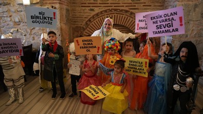 Çöp poşetinden hazırlayıp defileye çıktılar! - Resim : 1