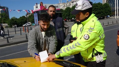 Taksim Meydanı'nda taksilere araç içi kamera denetimi: 10 ticari taksiye toplam 64 bin 390 TL para cezası kesildi! Araçlar trafikten men edildi - Resim : 1