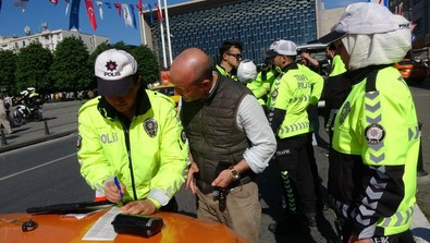 Taksim Meydanı'nda taksilere araç içi kamera denetimi: 10 ticari taksiye toplam 64 bin 390 TL para cezası kesildi! Araçlar trafikten men edildi - Resim : 2
