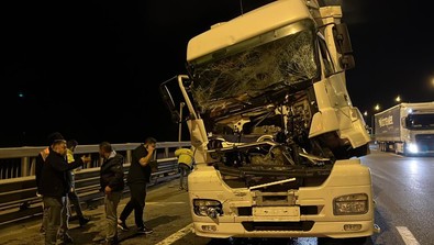 TEM Otoyolu’nda tır, kağıt gibi ezildi! Sürücü yara almadan kurtuldu - Resim : 2