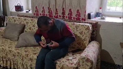 Tunceli'de ormanlık alanda gezerken yapayalnız halde buldu. Annesinin terk ettiği yavruya kıyamadı. Yabani hayvanı aldı evine getirdi, şırıngayla besledi - Resim : 1
