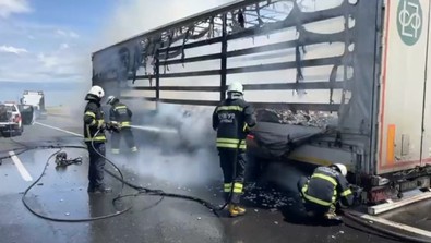 Tırın dorsesi yanıp kül oldu! - Resim : 2