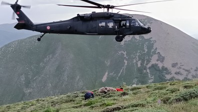 Dağda ayağı kırılan vatandaş, askeri helikopterle taşındı! - Resim : 1