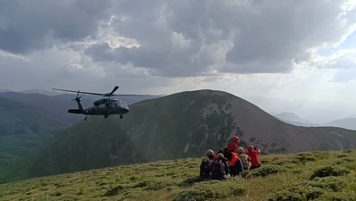 Dağda ayağı kırılan vatandaş, askeri helikopterle taşındı! - Resim : 2