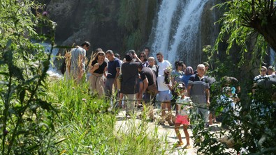 Kış ayrı yaz apayrı güzel... Türkiye'de 40 metreden buz gibi akıyordu. Yerli ve yabancı turistlerin uğrak yeri oldu - Resim : 2