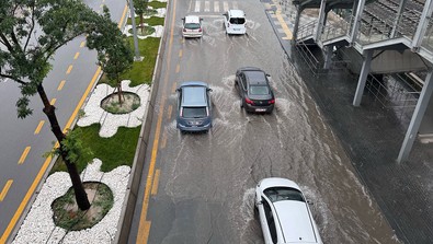 Başkent Ankara'da şiddetli sağanak! Adeta gök delindi, cadde ve sokaklar göle döndü - Resim : 1