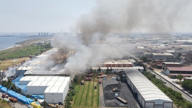 Samsun'da fabrika yangını faciaya döndü: Fabrika binasının duvarının çöktü! 7 itfaiye eri enkaz altına kaldı. - Resim : 1