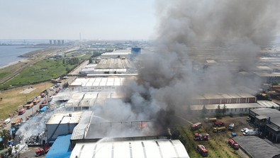 Samsun'da fabrika yangını faciaya döndü: Fabrika binasının duvarının çöktü! 7 itfaiye eri enkaz altına kaldı. - Resim : 2