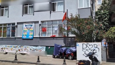 İstanbul'da korku ve panik anları! Alacak verecek kavgası anaokuluna taştı! Hızını alamayan saldırgan camları kırdı! - Resim : 1