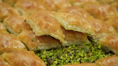 Bayramların vazgeçilmez lezzeti olan Antep baklavası üretimi 4 kat arttı: Baklava ustaları bayram mesaisinde! - Resim : 1